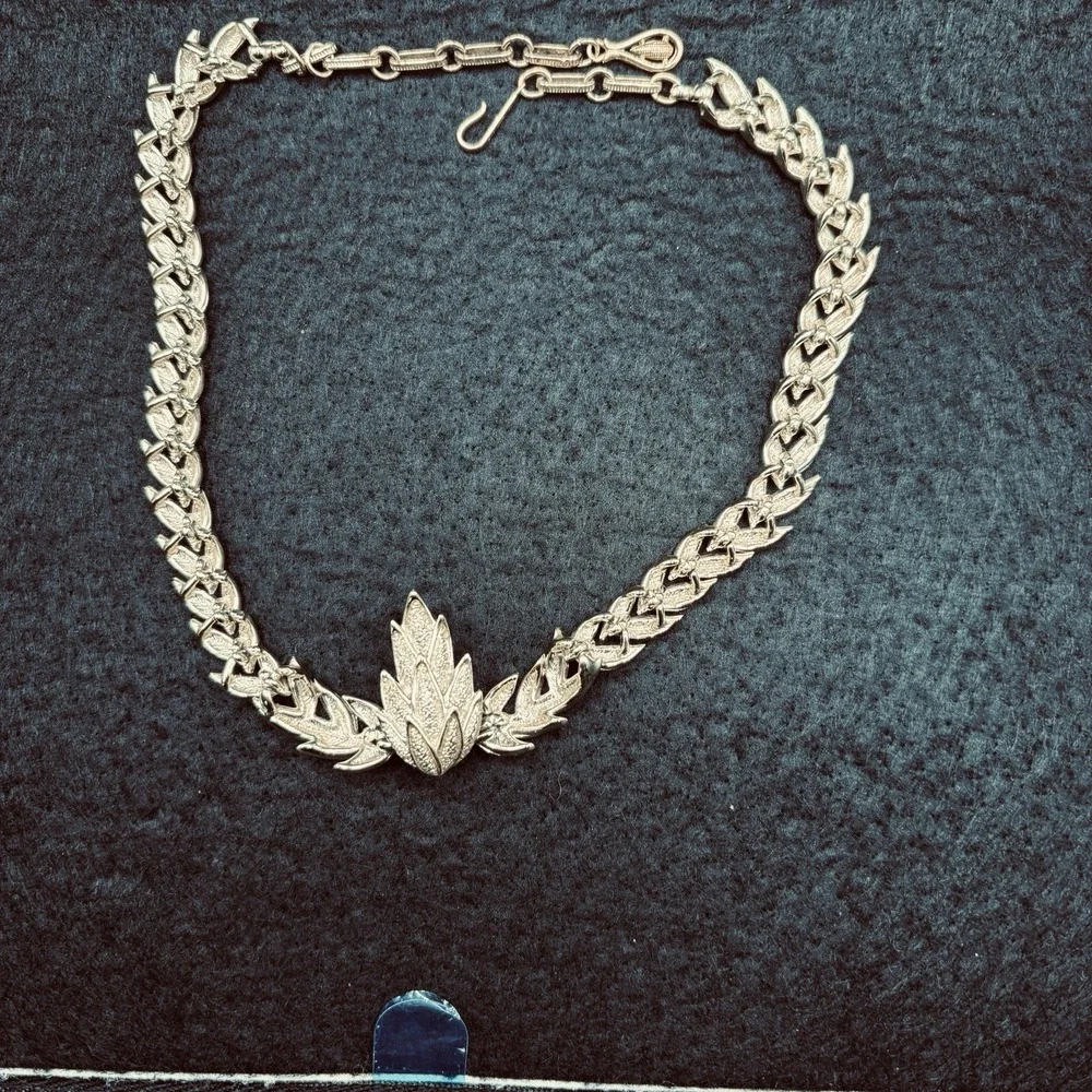 Vtg Coro Gold Tone  Laurel Leaf Collar/Choker Necklace Mid Century Botanical